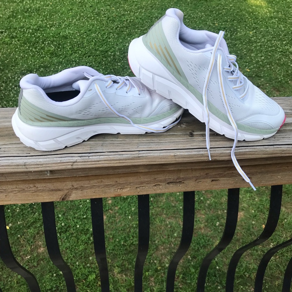 Athletic shoes Avia